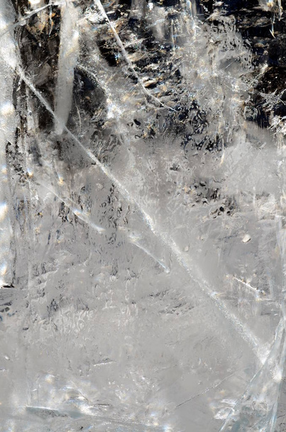 Natuurlijke transparante ijs kristallen textuur gebarsten achtergrond - Foto, afbeelding