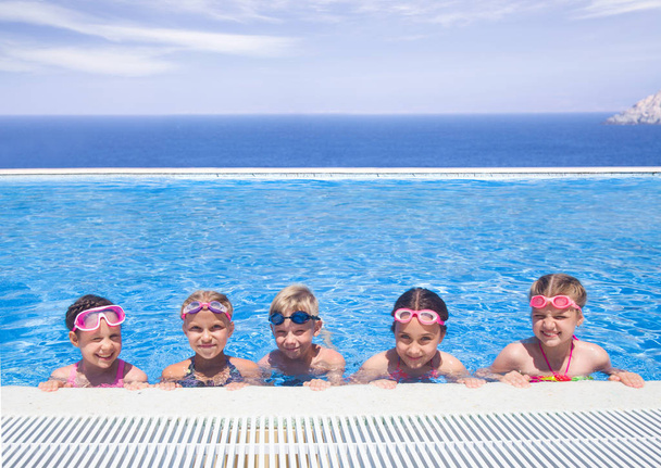 Lapset leikkivät uima-altaassa lomakeskuksessa
 - Valokuva, kuva