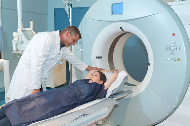Mužské doktor uklidňující pacientka před počítačová tomografie scan - Fotografie, Obrázek