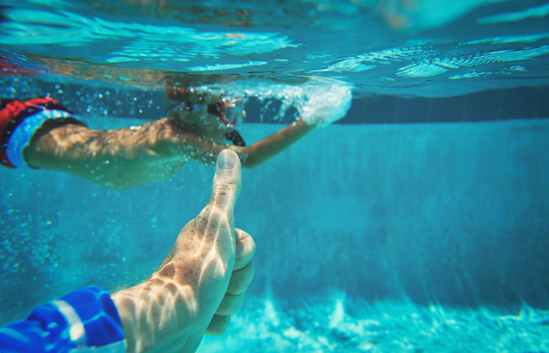 Szeretem a sportot - hüvelykujjával felfelé és kis fiú úszó víz alatti - Fotó, kép