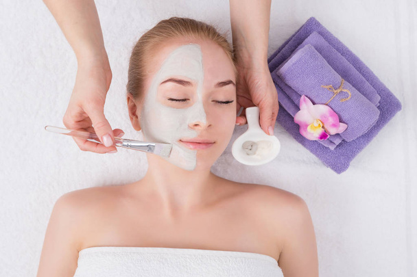 Mulher recebe máscara facial por esteticista no spa
 - Foto, Imagem