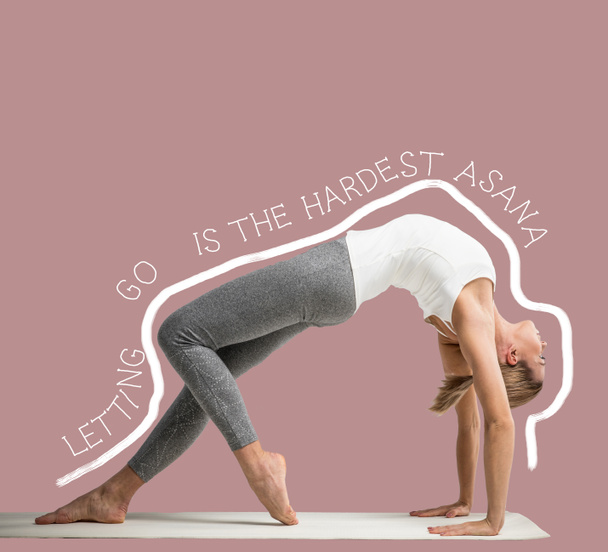 vrouw in yoga positie - Foto, afbeelding