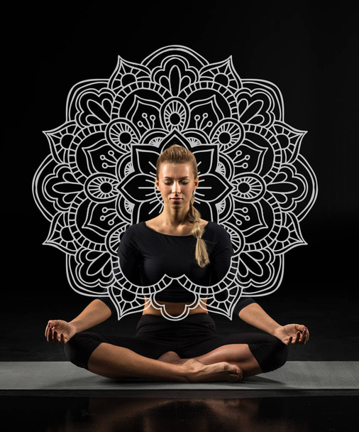 Young woman sitting and meditating - Foto, afbeelding