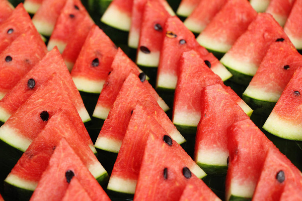 Verse watermeloen gesneden is heerlijk - Foto, afbeelding