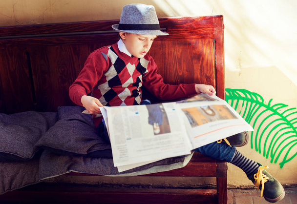 boy with newspaper - Foto, Imagem