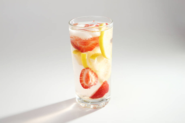Cold cocktail with lemon and strawberries - Valokuva, kuva