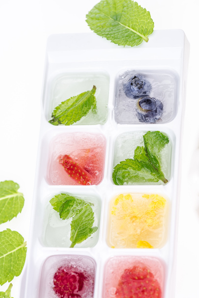 Кубики льда с ягодами
  - Фото, изображение