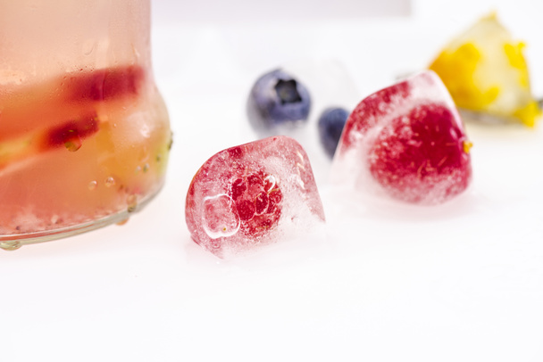 Кубики льда с ягодами
 - Фото, изображение