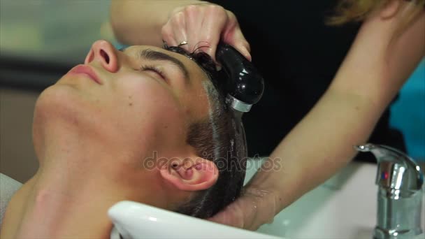 Se laver la tête dans un salon de coiffure. Clients masculins cheveux se laver
 - Séquence, vidéo