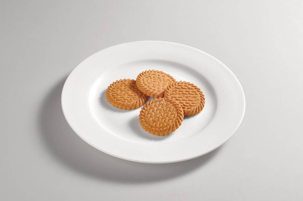 Plato redondo con 4 galletas de pan corto
 - Foto, Imagen