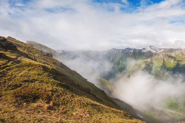 wunderschöne Berglandschaft bei Nebel und blauem Himmel - Foto, Bild