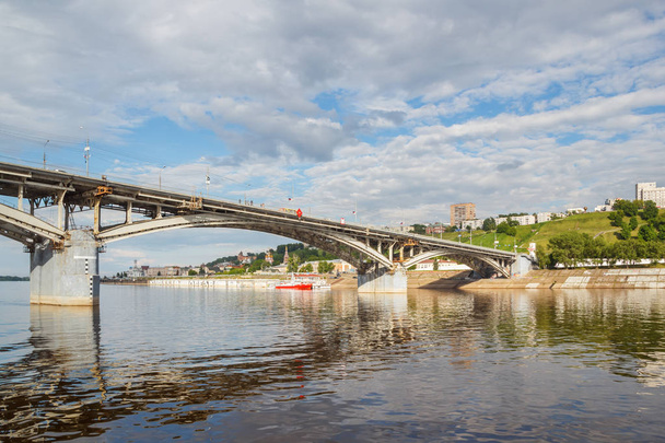 Il ponte attraverso l'Oka a Nizhny Novgorod in estate
 - Foto, immagini