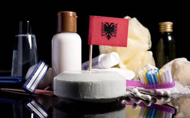 Αλβανική σημαία στο σαπούνι με όλα τα προϊόντα για τα άτομα h - Φωτογραφία, εικόνα