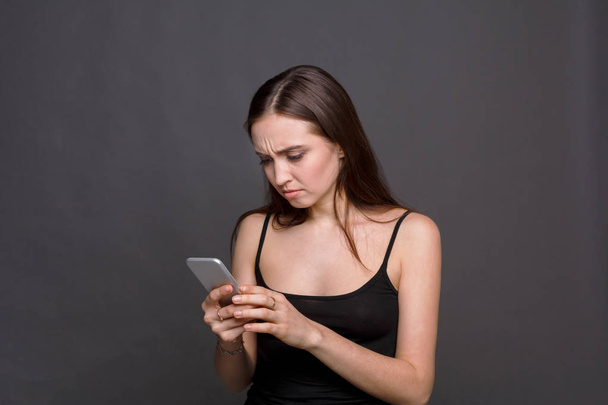 Δυστυχισμένη γυναίκα χρησιμοποιώντας smartphone πορτρέτο - Φωτογραφία, εικόνα