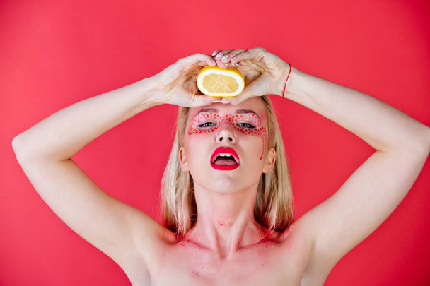 bonita mujer rubia con maquillaje creativo de moda mantenga limón, vitamina
 - Foto, Imagen