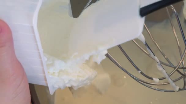 Egy nő hozza a krémsajtot egy tálba a tejjel, - Felvétel, videó