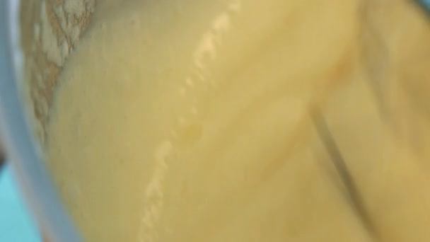 Un batidor eléctrico bate crema para un pastel en un tazón
  - Imágenes, Vídeo