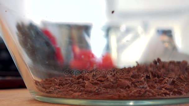 migas de chocolate rallado caen en un tazón
  - Metraje, vídeo
