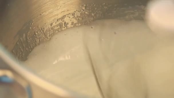 Egy elektromos habverő ostor fehér krém  - Felvétel, videó
