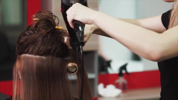 close-up tiro do processo de secagem do cabelo com um secador de cabelo e pente
 - Filmagem, Vídeo