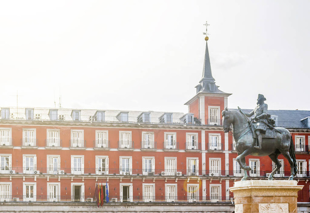 Plaza Mayor y Rey Felipe III estatua ecuestre
 - Foto, imagen