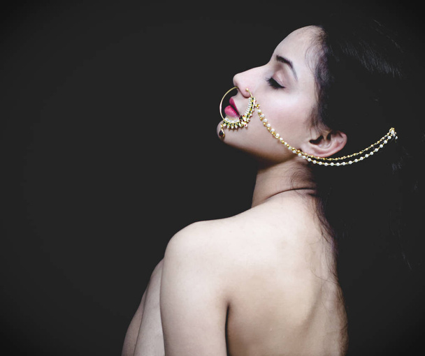 concept traditionnel shoot avec un modèle indien portant une bague en or bijoux avec chaîne
 - Photo, image