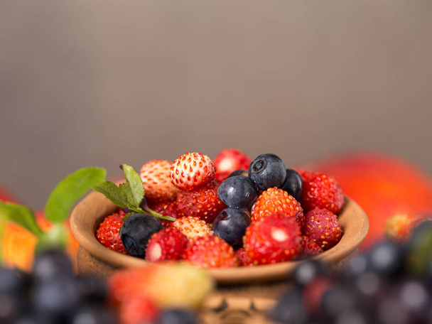 Fresh and healthy forest berries - Foto, afbeelding