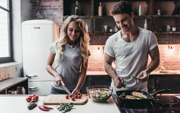 Couple on kitchen - Foto, immagini