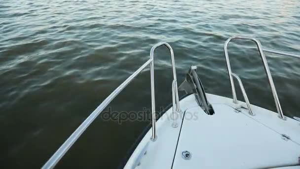 ヨットやボートの鼻からの眺め。4 k の海をクルージング ヨット - 映像、動画