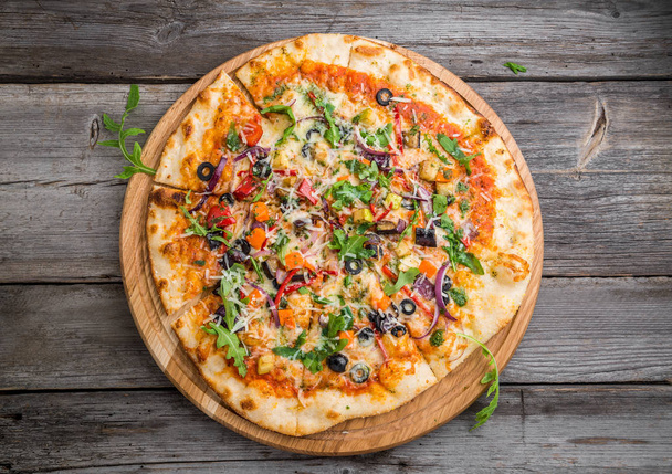 Deliciosa pizza italiana com legumes
 - Foto, Imagem