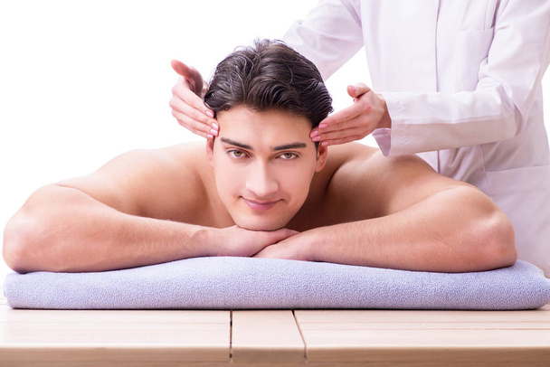 bel homme dans spa massage concept - Photo, image