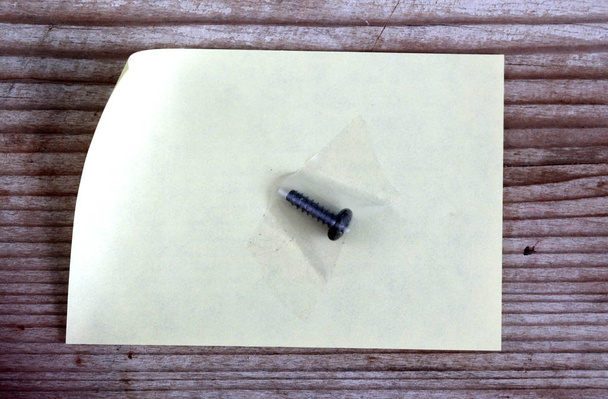 Śruba z przeciekaniem szpilka na papierowej - Zdjęcie, obraz