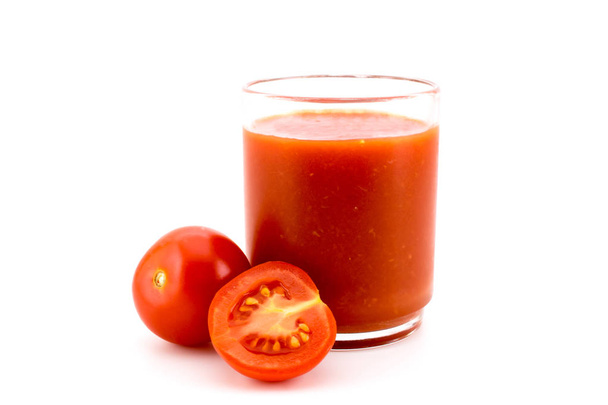Un vaso de jugo de tomate
 - Foto, imagen