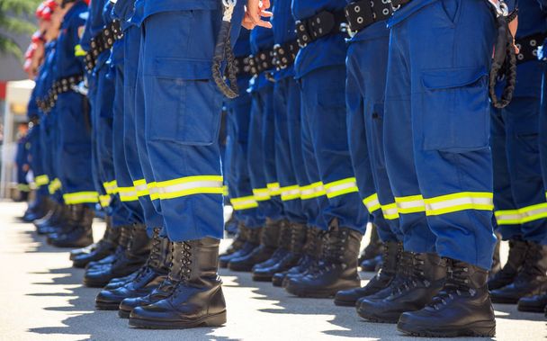 Pompiers en uniforme faisant la queue
 - Photo, image
