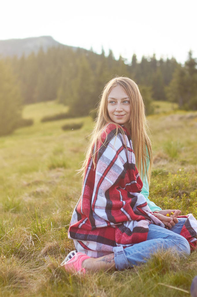 Nuori nainen rentouttava vuorilla - Valokuva, kuva
