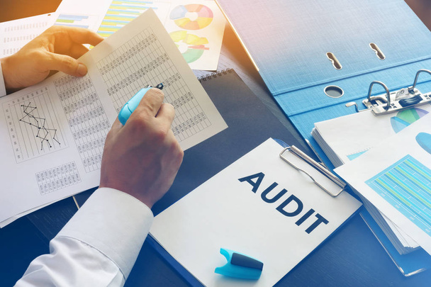 Document with title Audit on an office table. - Foto, imagen