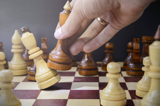 Koncept vůdcovství, úspěch, motivace. Šachové figurky na šachovnici. - Fotografie, Obrázek