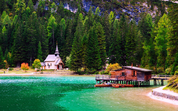Lago Braies en las montañas Dolomitas
 - Foto, imagen