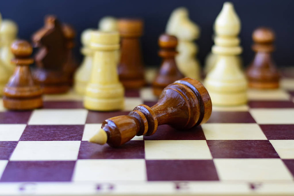 Concepto de liderazgo, éxito, motivación. Piezas de ajedrez en el tablero
. - Foto, Imagen