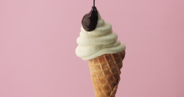 καλαμπόκι με ένα παγωτό και μια υγρή επικάλυψη από σοκολάτα - Πλάνα, βίντεο
