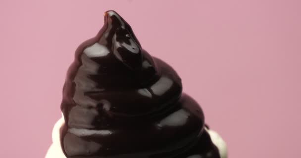 Mais mit Eis und flüssiger Schokolade - Filmmaterial, Video