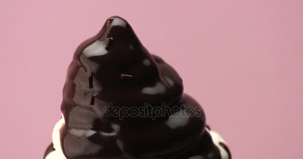 アイス クリームと液体チョコレートのトッピング コーン - 映像、動画