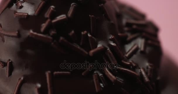 καλαμπόκι με ένα παγωτό και μια υγρή επικάλυψη από σοκολάτα - Πλάνα, βίντεο