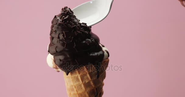 kukuřice se zmrzlinou a tekuté čokoládovou polevou - Záběry, video