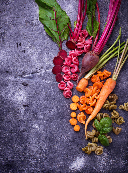 Pâtes colorées aux carottes, betteraves et basilic
 - Photo, image
