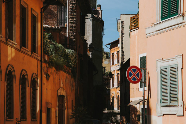 Narrow street in Rome - Zdjęcie, obraz