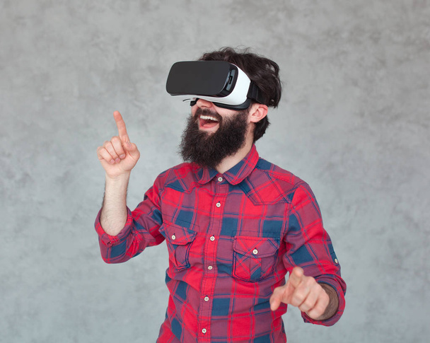 bearded man enjoying VR headset - Foto, Imagen