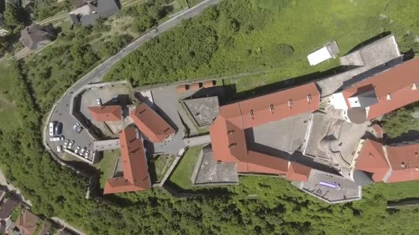 Letecký pohled na Mukačevo hrad Palanok středověké pevnosti na Ukrajině - Záběry, video