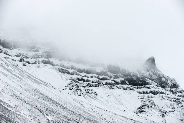 Karla kaplı dağların manzarası - Fotoğraf, Görsel