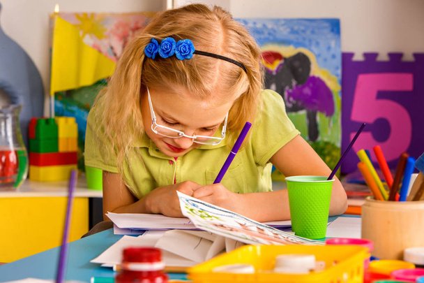 Μικρών μαθητών παιδιά ζωγραφική τέχνη σχολική τάξη. - Φωτογραφία, εικόνα